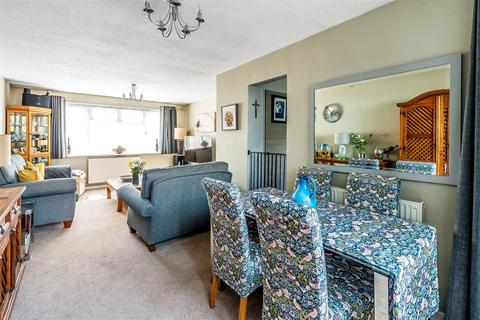 1 Hazelmere Close, Leatherhead, KT22 7DU
