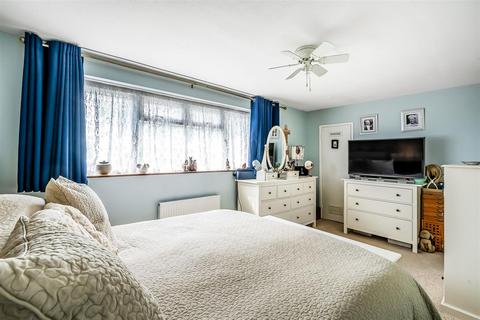 1 Hazelmere Close, Leatherhead, KT22 7DU