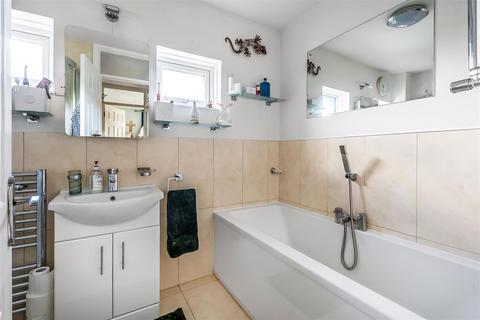 1 Hazelmere Close, Leatherhead, KT22 7DU