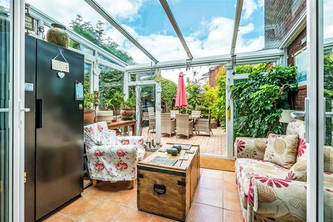 1 Hazelmere Close, Leatherhead, KT22 7DU