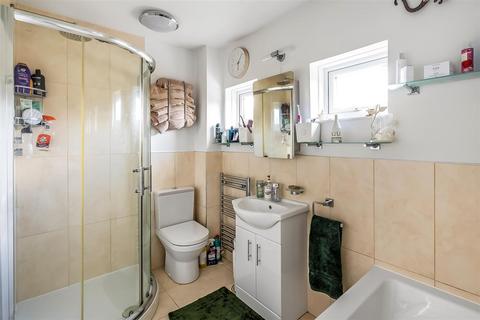 1 Hazelmere Close, Leatherhead, KT22 7DU