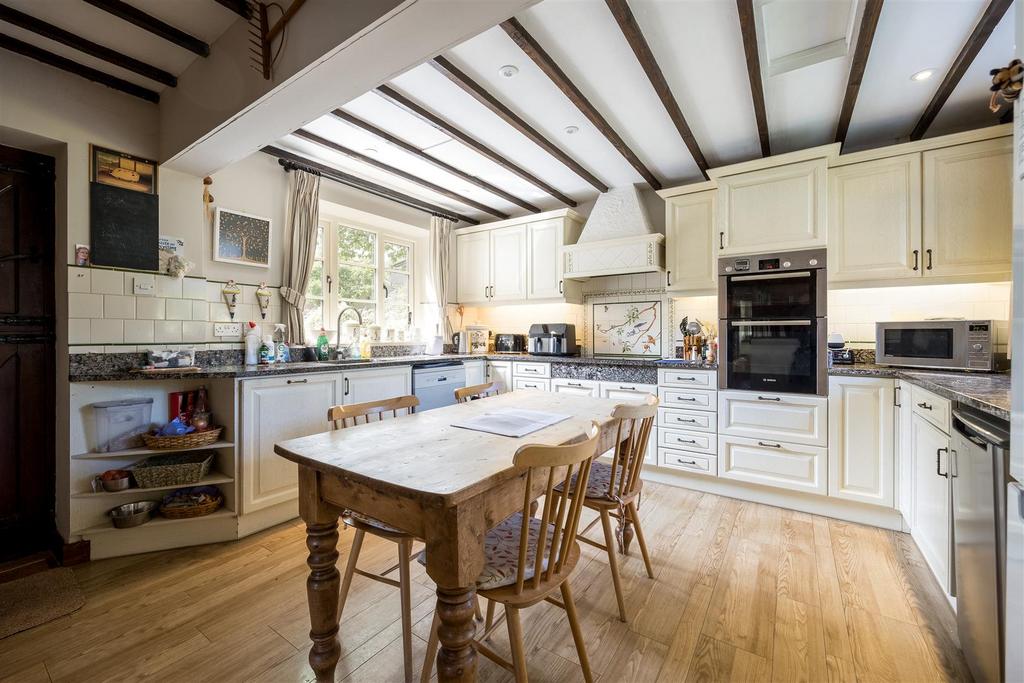 Roomy, well-specified kitchen