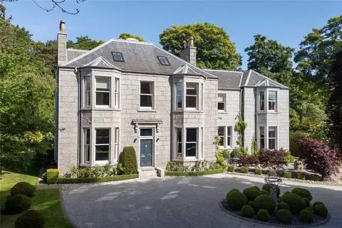 6 bedroom detached house for sale