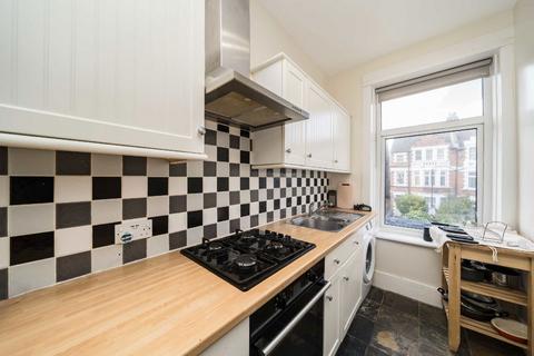2 bedroom flat to rent, Salford Road, London SW2