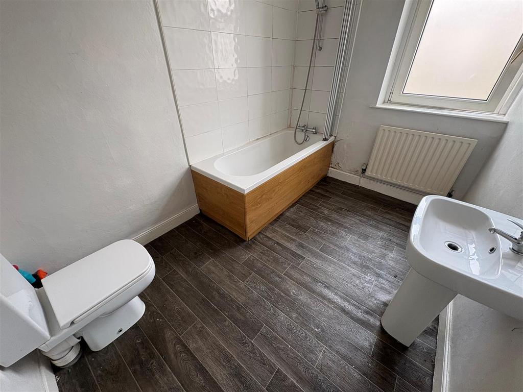 Bathroomta.jpg