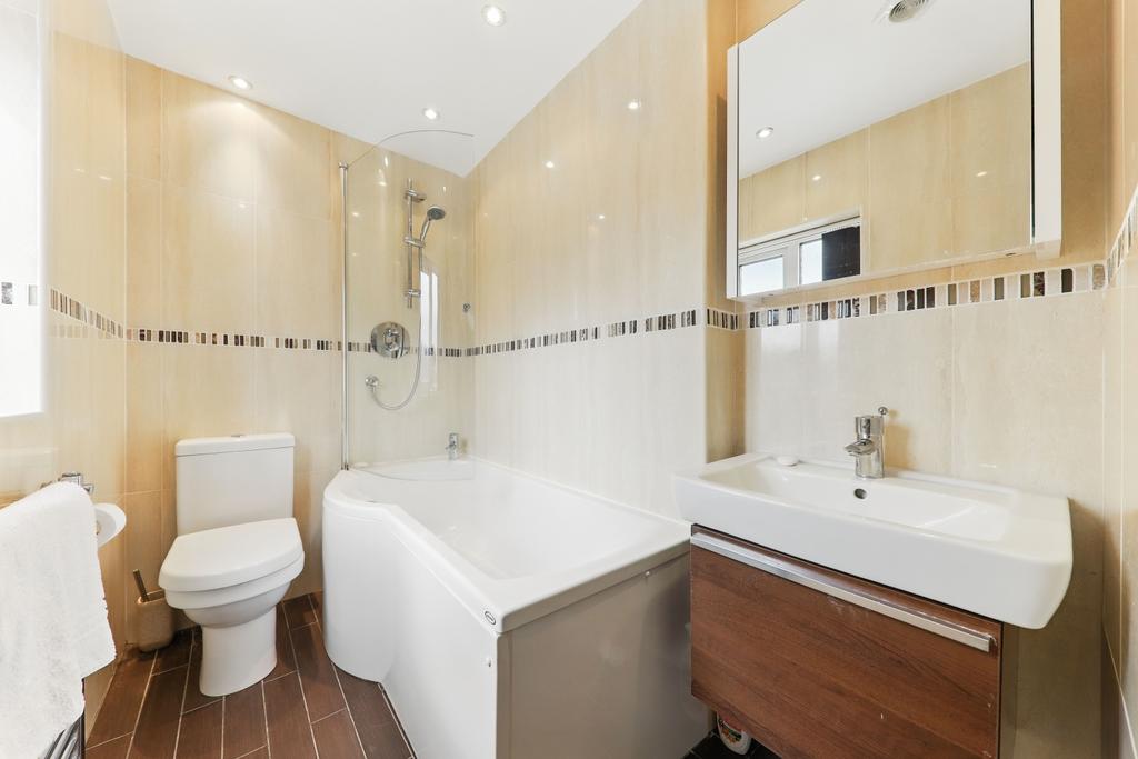 Parkhead Close - Master Ensuite - Ewe Move Wakefiel
