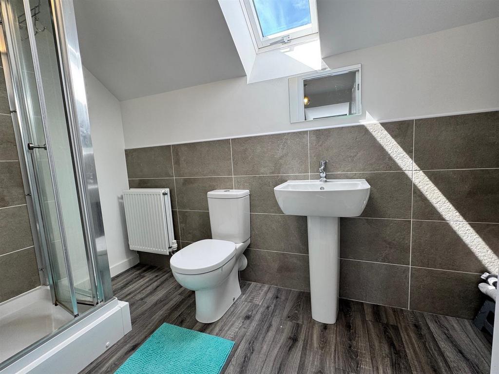 En suite shower room/wc