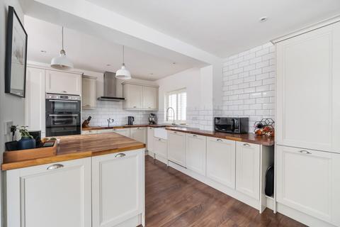 3 bedroom detached house for sale, Cliffe Road, Surrey GU7