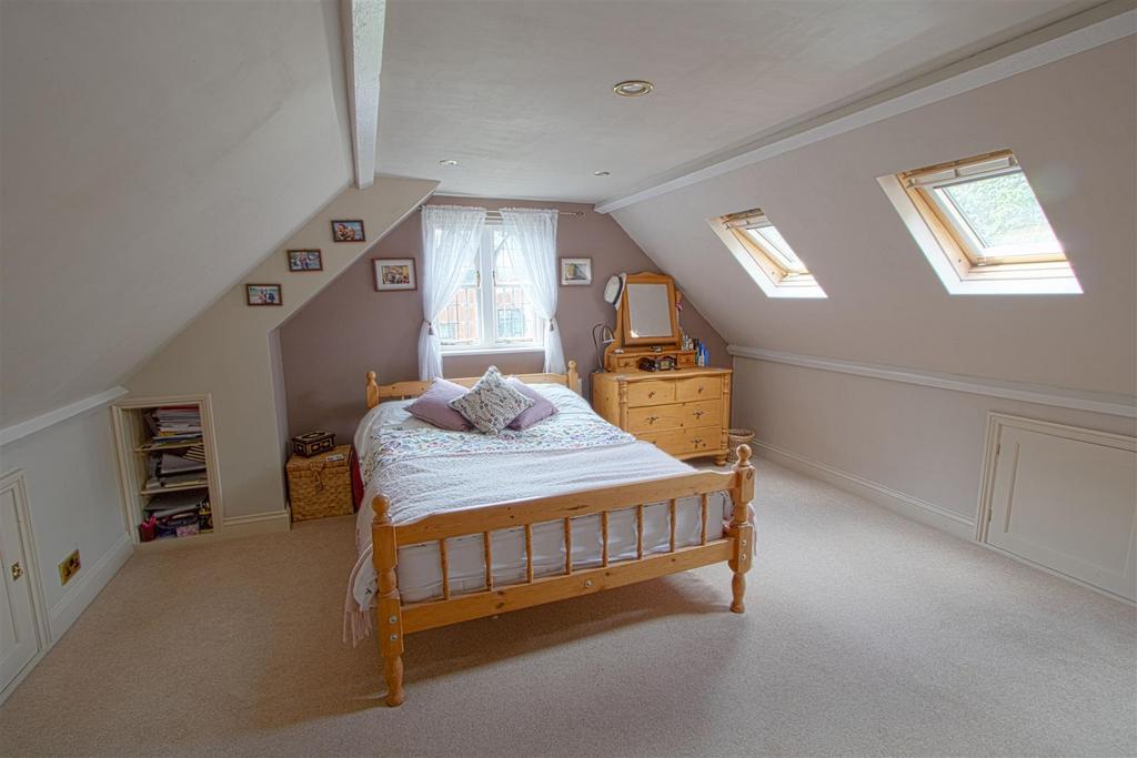 Bed 2.jpg