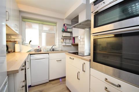 2 bedroom maisonette to rent, Drummond Road, Guildford