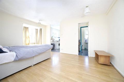 Studio to rent, Lowry Court, London, 5 Stubbs Drive, SE16