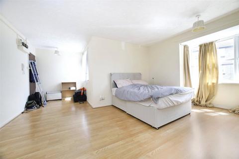 Studio to rent, Lowry Court, London, 5 Stubbs Drive, SE16