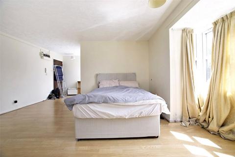 Studio to rent, Lowry Court, London, 5 Stubbs Drive, SE16