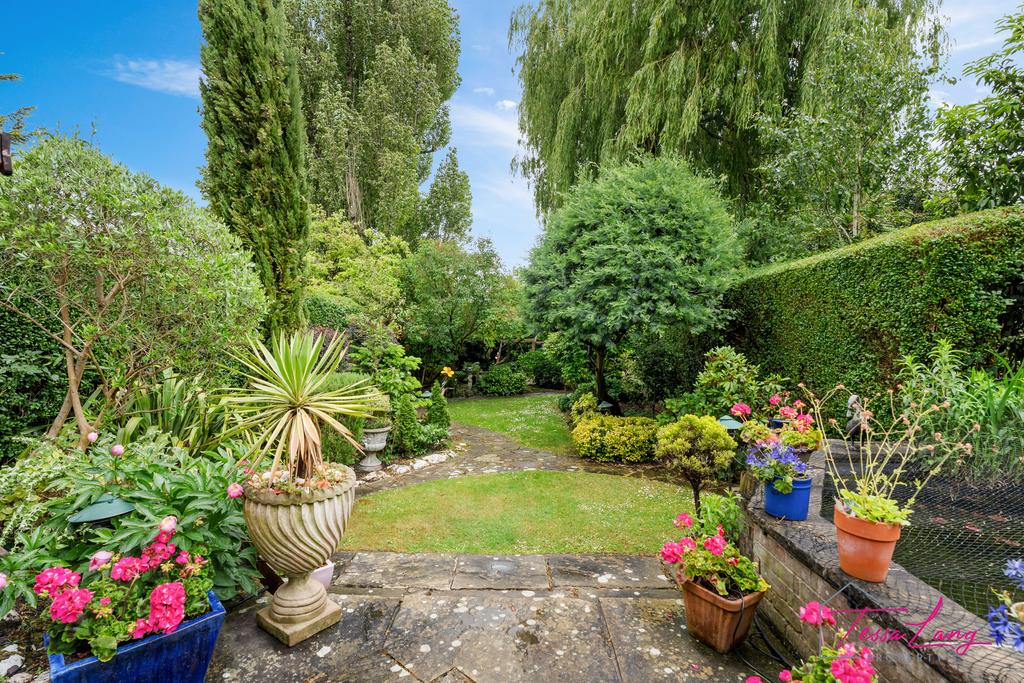 Mature trees & flowerbeds