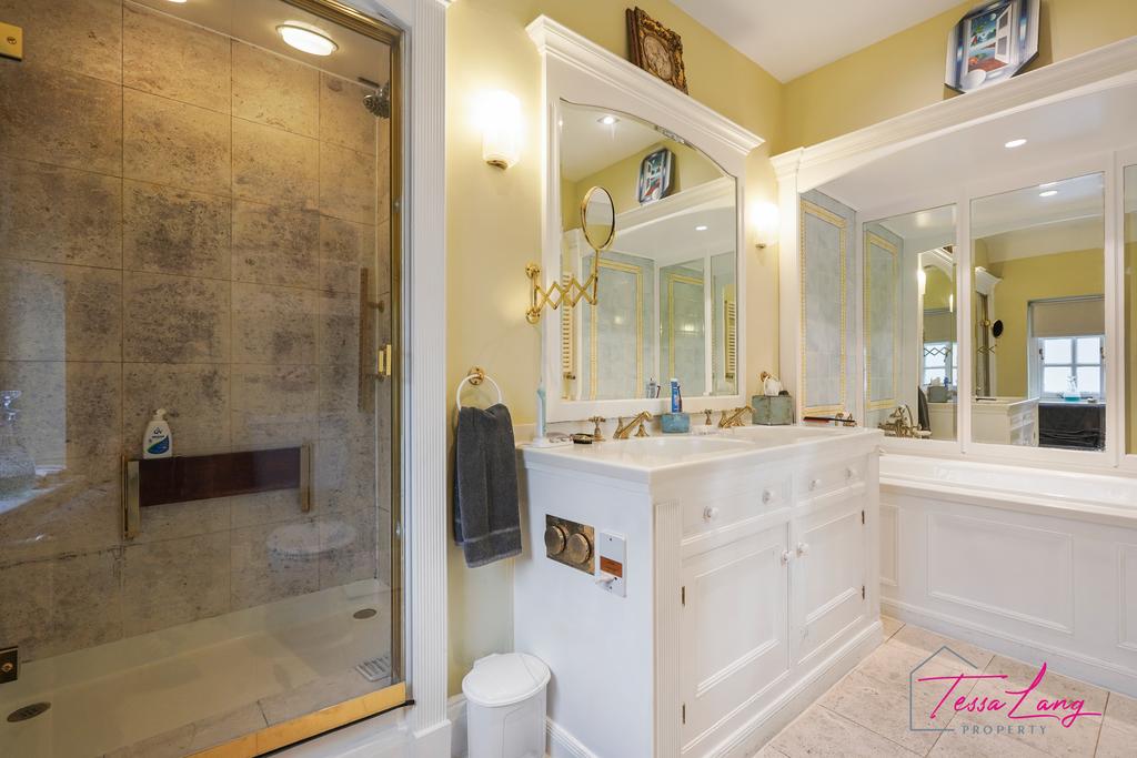 Ensuite bathtroom