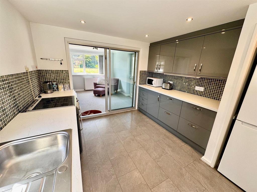 Kitchen 2.jpg