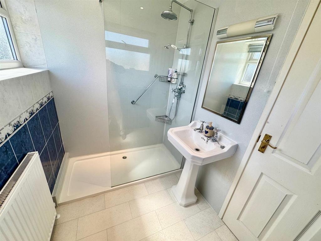 Bathroom 2.jpg