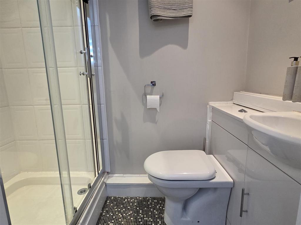 En suite shower room/wc