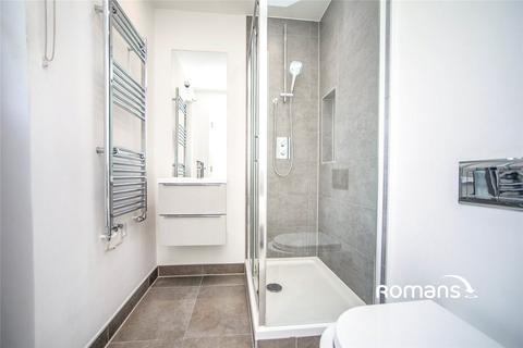 2 bedroom flat to rent, Whiffens Avenue, Chatham, ME4