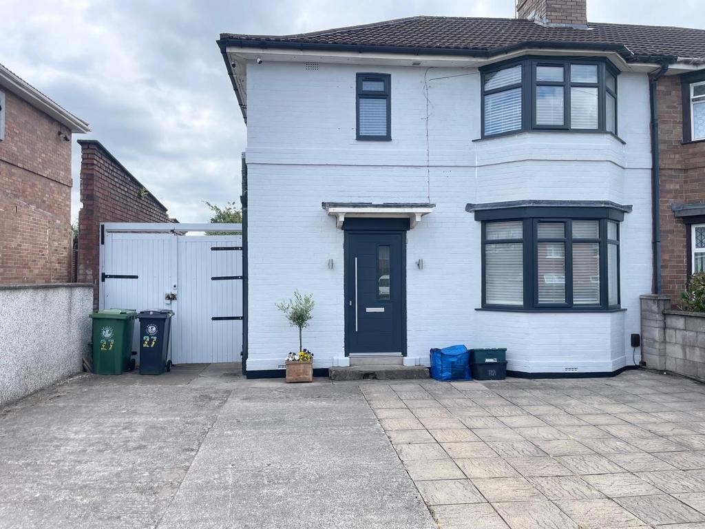 A well-maintained and fresh-looking semi-detach...