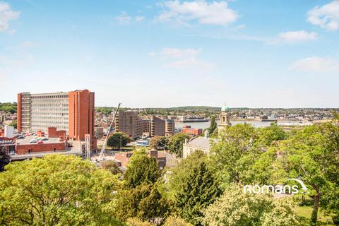 2 bedroom flat to rent, Whiffens Avenue, Chatham, ME4