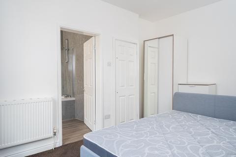 1 bedroom flat to rent, Flat 1, 3 Autumn Grove, LS6 1RL