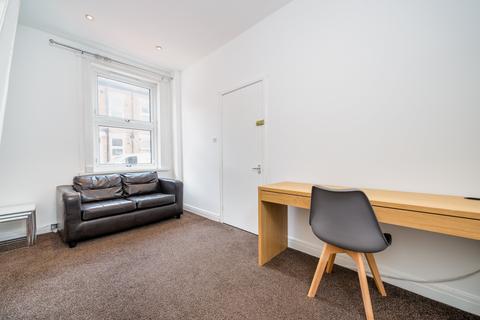 1 bedroom flat to rent, Flat 1, 3 Autumn Grove, LS6 1RL