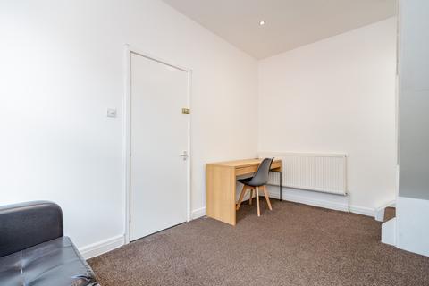 1 bedroom flat to rent, Flat 1, 3 Autumn Grove, LS6 1RL