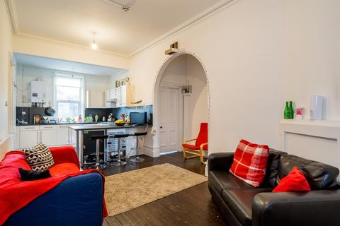 4 bedroom flat to rent, 1A HollyBank, LS6 4DJ
