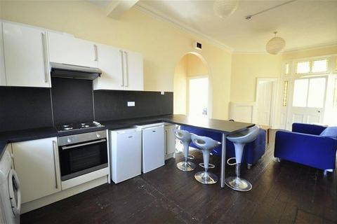 4 bedroom flat to rent, 1A HollyBank, LS6 4DJ