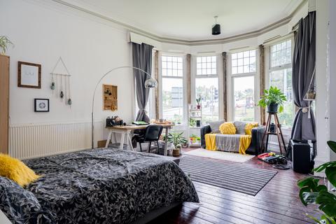 4 bedroom flat to rent, 1A HollyBank, LS6 4DJ