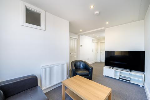 3 bedroom flat to rent, Flat 2, 2 Blenheim Terrace, LS2 9JG