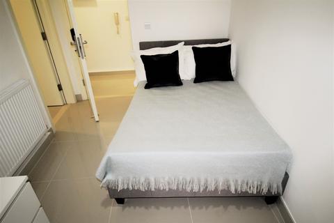 3 bedroom flat to rent, 59-61 Claredendon Road
