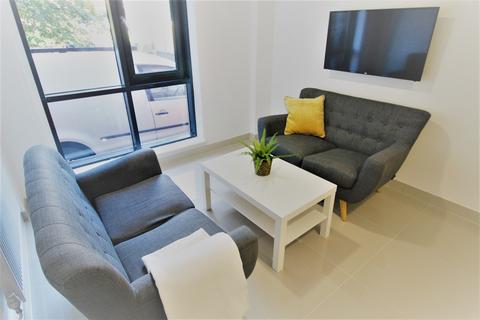 3 bedroom flat to rent, 59-61 Claredendon Road