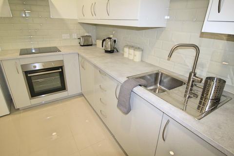 3 bedroom flat to rent, 59-61 Claredendon Road