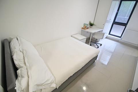 3 bedroom flat to rent, 59-61 Claredendon Road