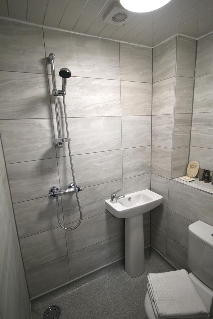 Apartment in Leeds, Arena Quarter, Woodhouse - View 2