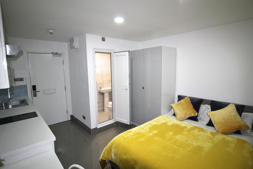Apartment in Leeds, Arena Quarter, Woodhouse - View 3