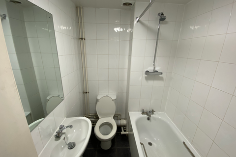 Studio to rent, 59-61 Claredendon Road