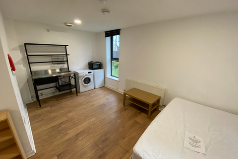 Studio to rent, 59-61 Claredendon Road