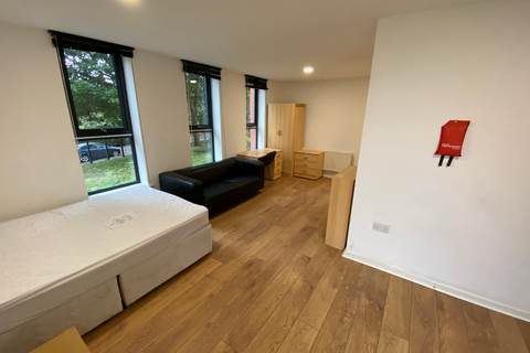 Studio to rent, 59-61 Claredendon Road