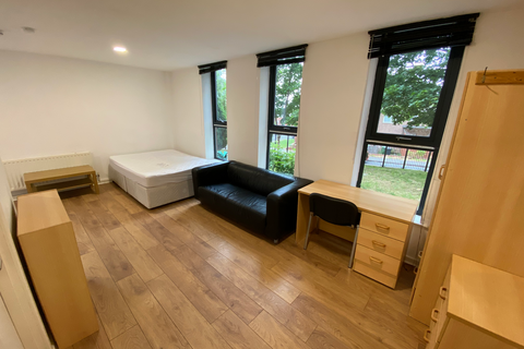 Studio to rent, 59-61 Claredendon Road