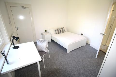 6 bedroom flat to rent, Top Flat, 46 Headingley Lane, LS6 2EL
