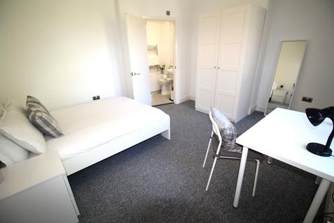 6 bedroom flat to rent, Top Flat, 46 Headingley Lane, LS6 2EL