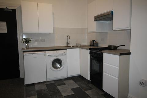 Studio to rent, Flat 4, 32 Kelso Road, LS2 9PR