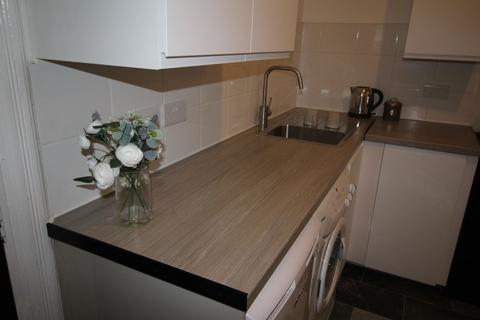Studio to rent, Flat 4, 32 Kelso Road, LS2 9PR