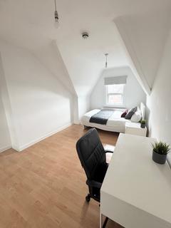 2 bedroom flat to rent, 32 Kelso Road