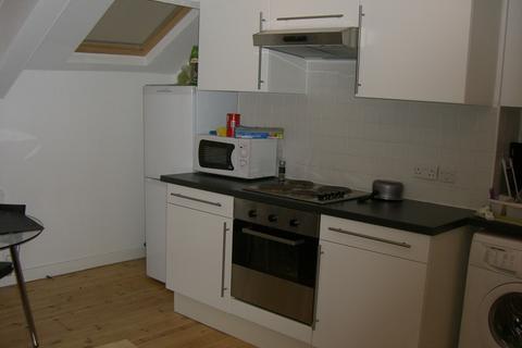 2 bedroom flat to rent, Flat 2C, 31 Kelso Road, LS2 9PR