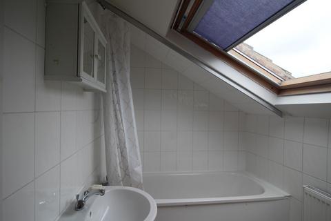 2 bedroom flat to rent, Flat 2C, 31 Kelso Road, LS2 9PR