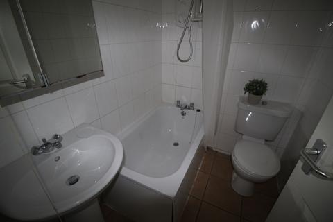 Flat 2B, 31 Kelso Road, LS2 9PR